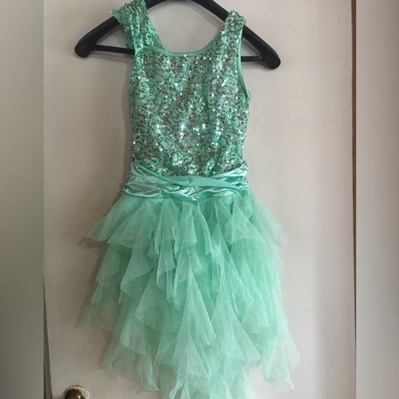 Flowing dance costume - Picture 3 of 5